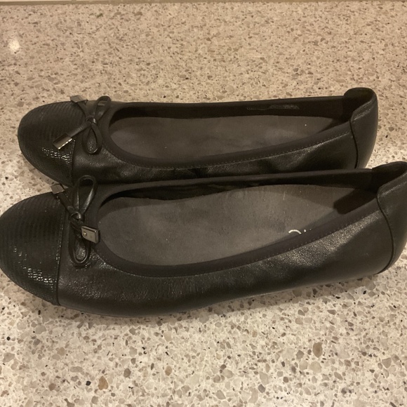 Women’s Vionic 359 Minna Captoe Black Leather Ballet Flat, Size 7.5 - Picture 3 of 5